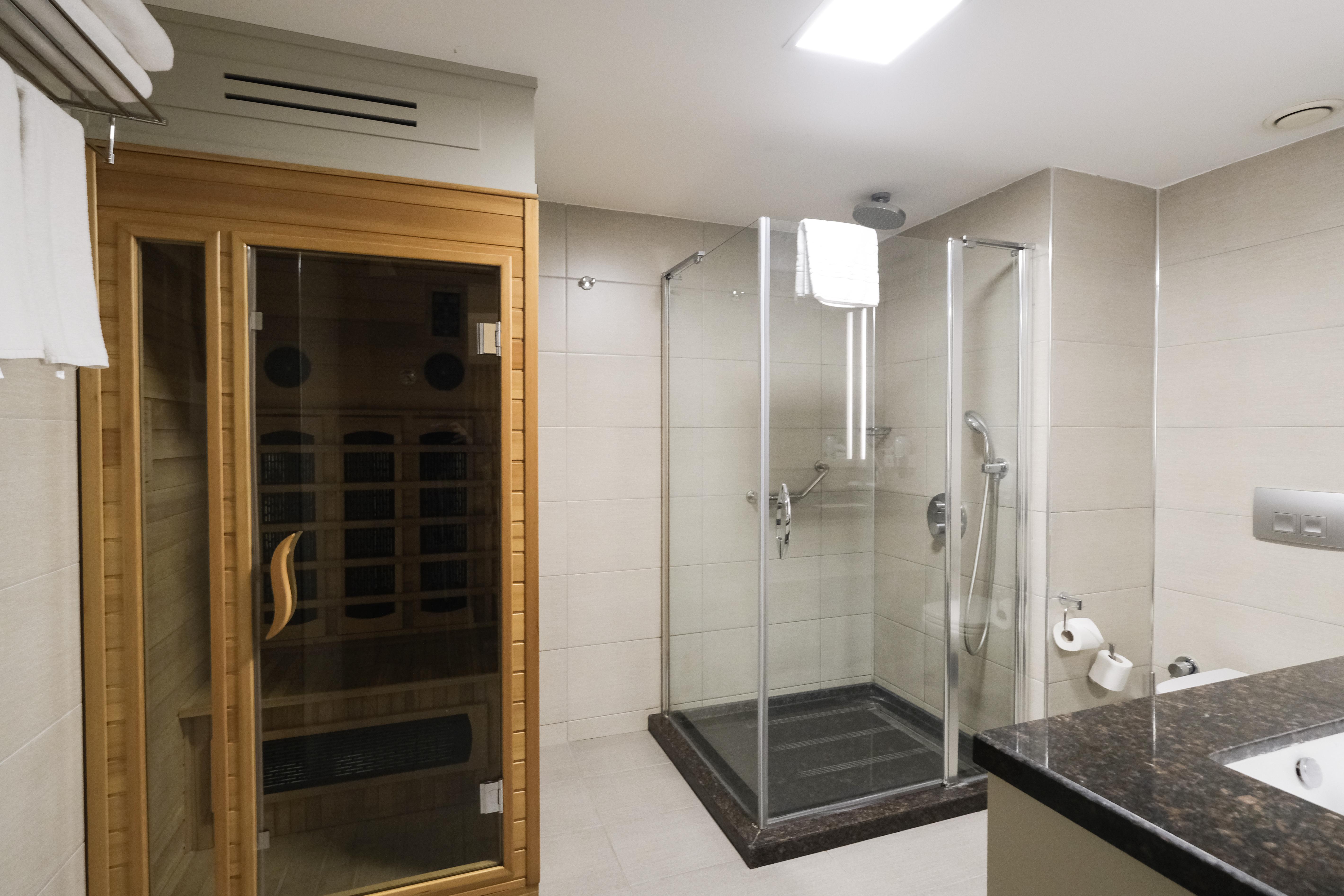 מלון Ramada Plaza By Wyndham 4*