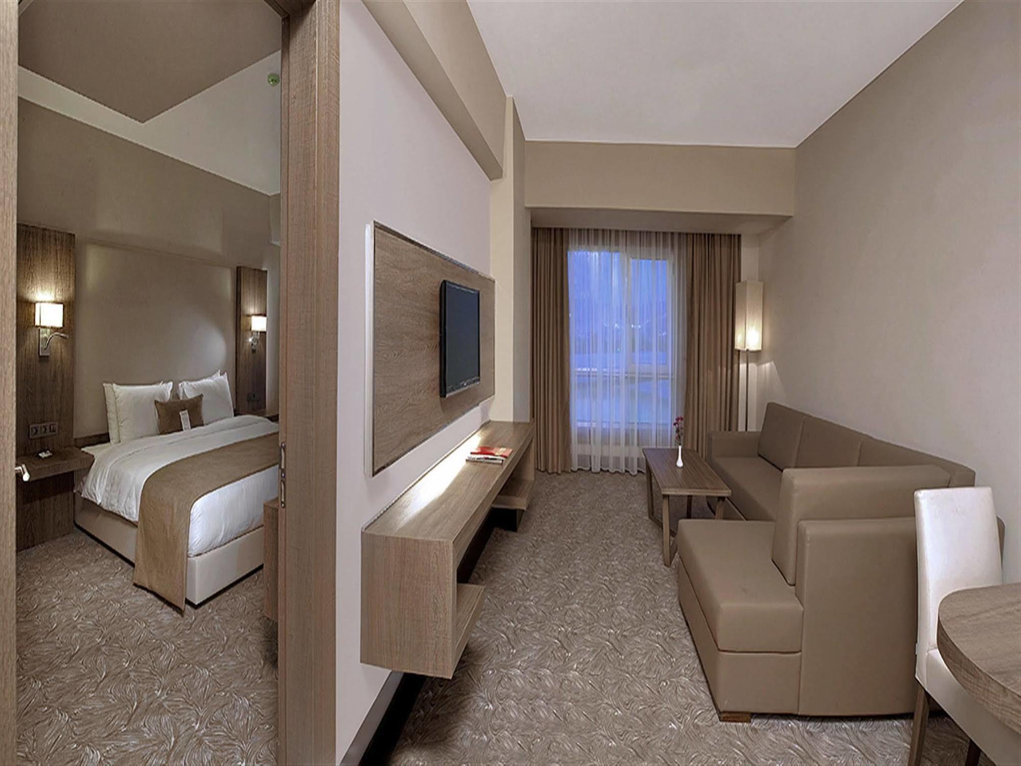 Ramada Plaza By Wyndham Отель